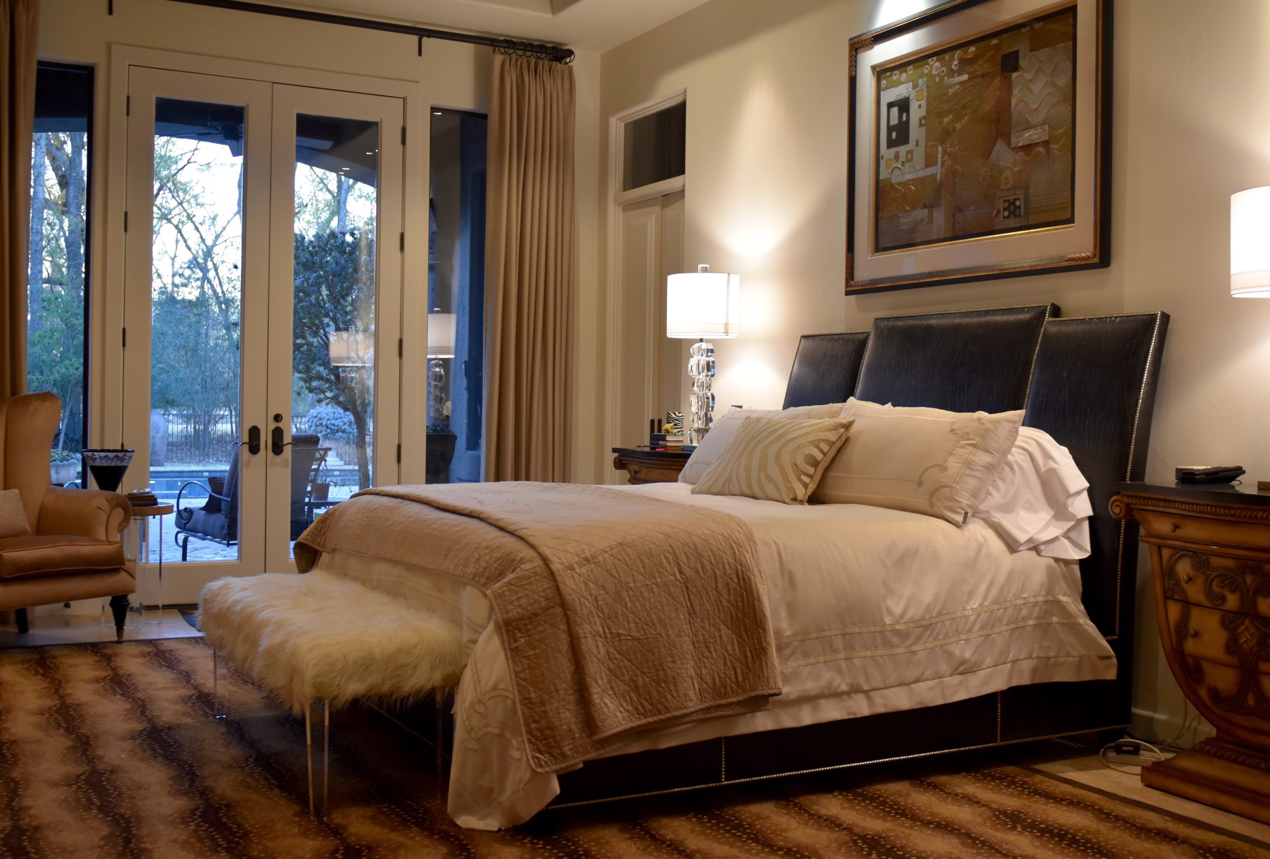 bedroom, master bedroom, bed, bedding, pillows, lamps, crystal lamps, headbord,