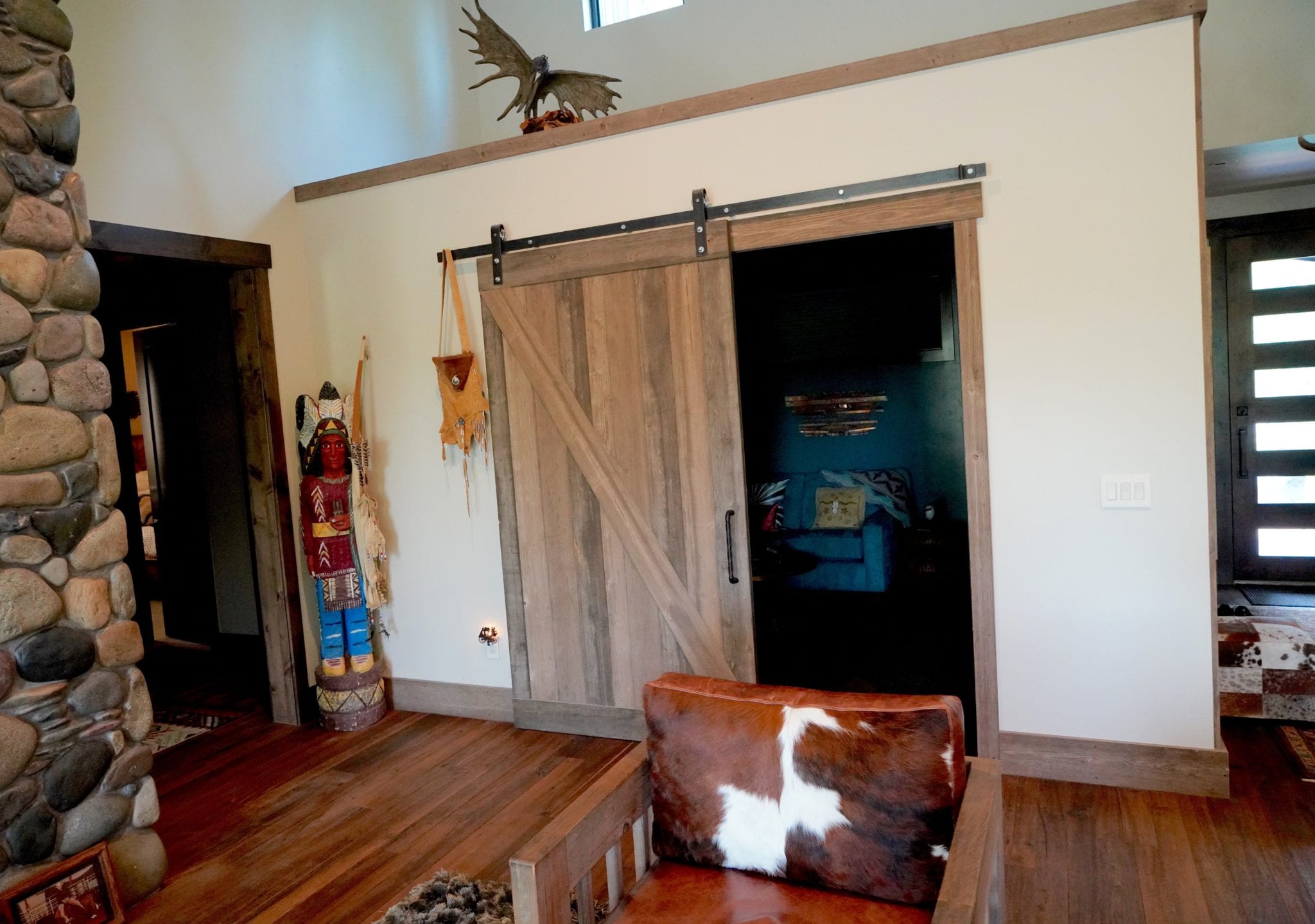 How to Decorate a Mountain Modern TV Room, sliding barn door,