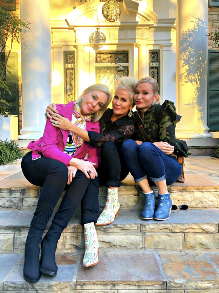 SheSheShe, Shauna and Jamie sitting in front of Elvis Presley mansion